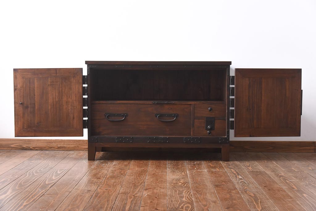 アンティーク家具　和製アンティーク　総桐材　無骨な金具が貫録を感じさせる観音開き戸のリメイクテレビボード(箪笥ローボード、リビングボード、桐箪笥、桐たんす)