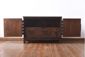 アンティーク家具　和製アンティーク　総桐材　無骨な金具が貫録を感じさせる観音開き戸のリメイクテレビボード(箪笥ローボード、リビングボード、桐箪笥、桐たんす)