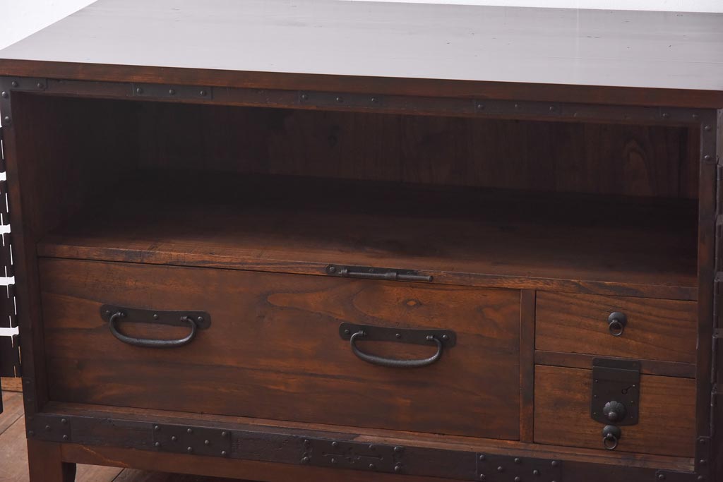 アンティーク家具　和製アンティーク　総桐材　無骨な金具が貫録を感じさせる観音開き戸のリメイクテレビボード(箪笥ローボード、リビングボード、桐箪笥、桐たんす)