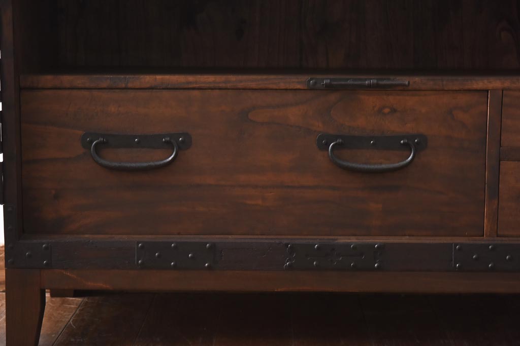 アンティーク家具　和製アンティーク　総桐材　無骨な金具が貫録を感じさせる観音開き戸のリメイクテレビボード(箪笥ローボード、リビングボード、桐箪笥、桐たんす)