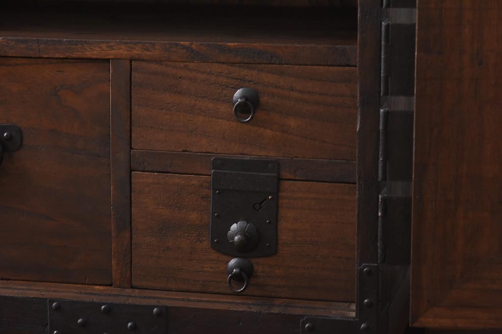 アンティーク家具　和製アンティーク　総桐材　無骨な金具が貫録を感じさせる観音開き戸のリメイクテレビボード(箪笥ローボード、リビングボード、桐箪笥、桐たんす)