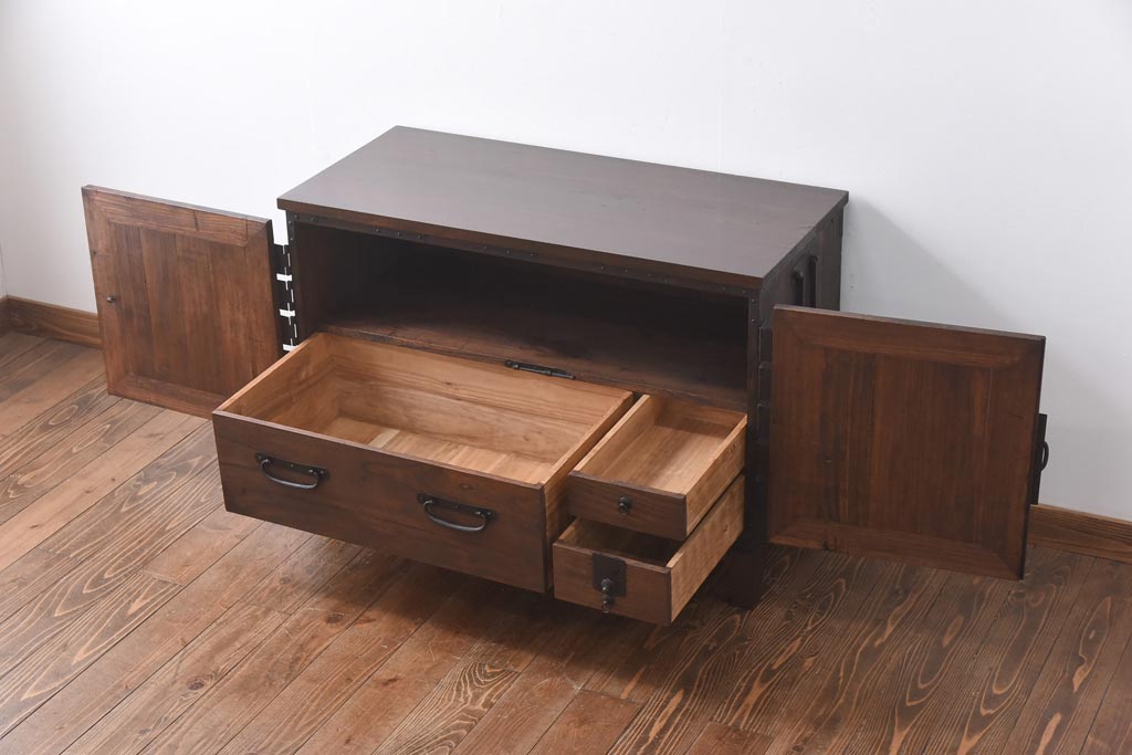 アンティーク家具　和製アンティーク　総桐材　無骨な金具が貫録を感じさせる観音開き戸のリメイクテレビボード(箪笥ローボード、リビングボード、桐箪笥、桐たんす)