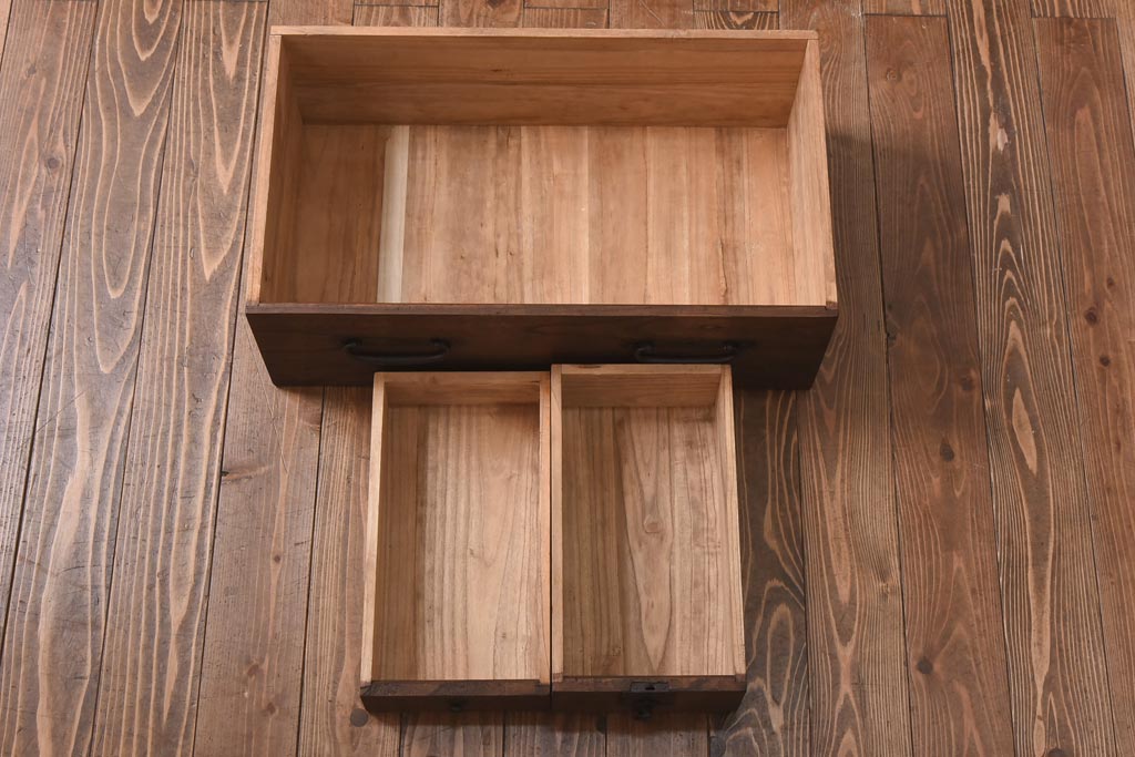 アンティーク家具　和製アンティーク　総桐材　無骨な金具が貫録を感じさせる観音開き戸のリメイクテレビボード(箪笥ローボード、リビングボード、桐箪笥、桐たんす)