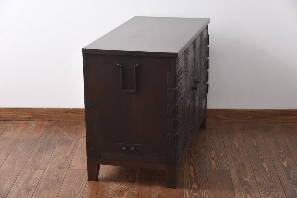 アンティーク家具　和製アンティーク　総桐材　無骨な金具が貫録を感じさせる観音開き戸のリメイクテレビボード(箪笥ローボード、リビングボード、桐箪笥、桐たんす)