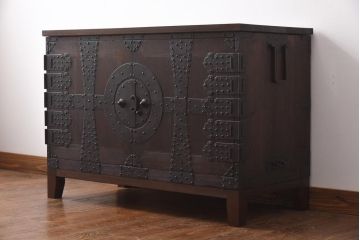 アンティーク家具　和製アンティーク　総桐材　無骨な金具が貫録を感じさせる観音開き戸のリメイクテレビボード(箪笥ローボード、リビングボード、桐箪笥、桐たんす)