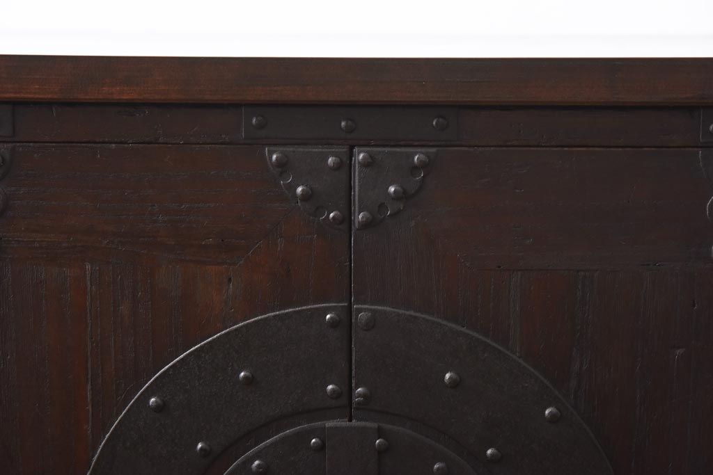 アンティーク家具　和製アンティーク　総桐材　無骨な金具が貫録を感じさせる観音開き戸のリメイクテレビボード(箪笥ローボード、リビングボード、桐箪笥、桐たんす)