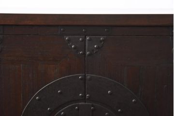 アンティーク家具　和製アンティーク　総桐材　無骨な金具が貫録を感じさせる観音開き戸のリメイクテレビボード(箪笥ローボード、リビングボード、桐箪笥、桐たんす)