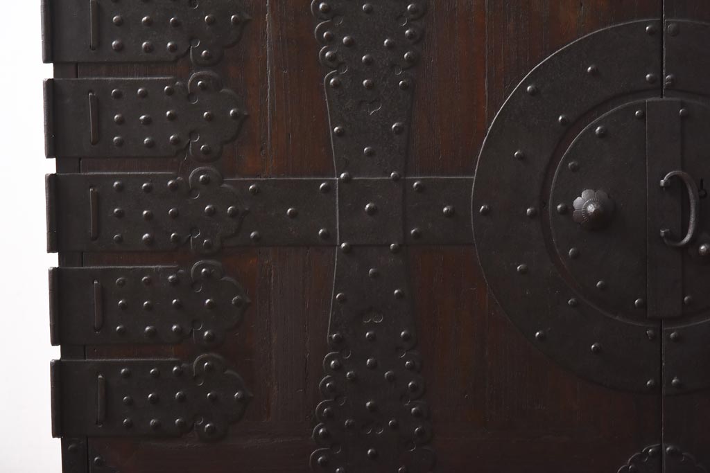 アンティーク家具　和製アンティーク　総桐材　無骨な金具が貫録を感じさせる観音開き戸のリメイクテレビボード(箪笥ローボード、リビングボード、桐箪笥、桐たんす)