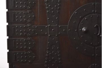 アンティーク家具　和製アンティーク　総桐材　無骨な金具が貫録を感じさせる観音開き戸のリメイクテレビボード(箪笥ローボード、リビングボード、桐箪笥、桐たんす)