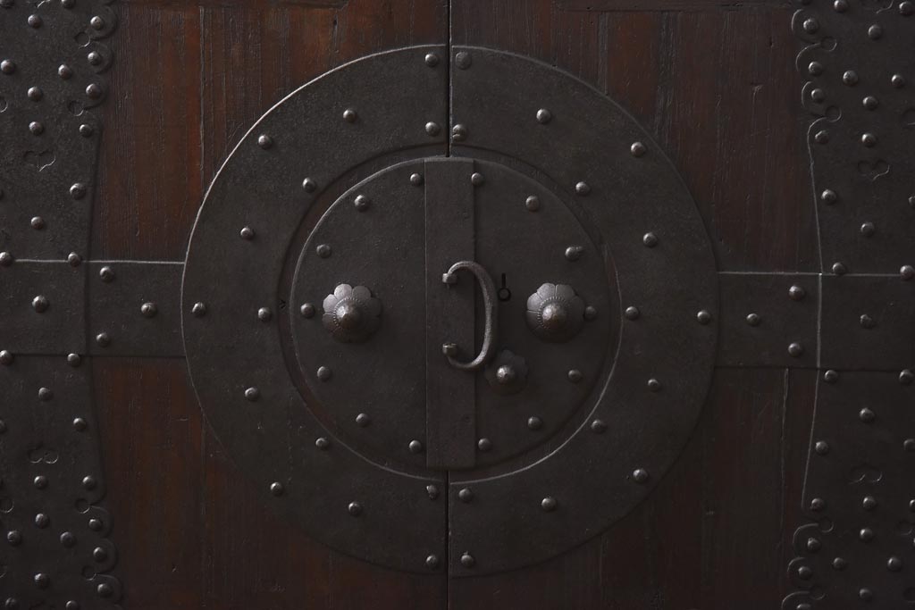 アンティーク家具　和製アンティーク　総桐材　無骨な金具が貫録を感じさせる観音開き戸のリメイクテレビボード(箪笥ローボード、リビングボード、桐箪笥、桐たんす)