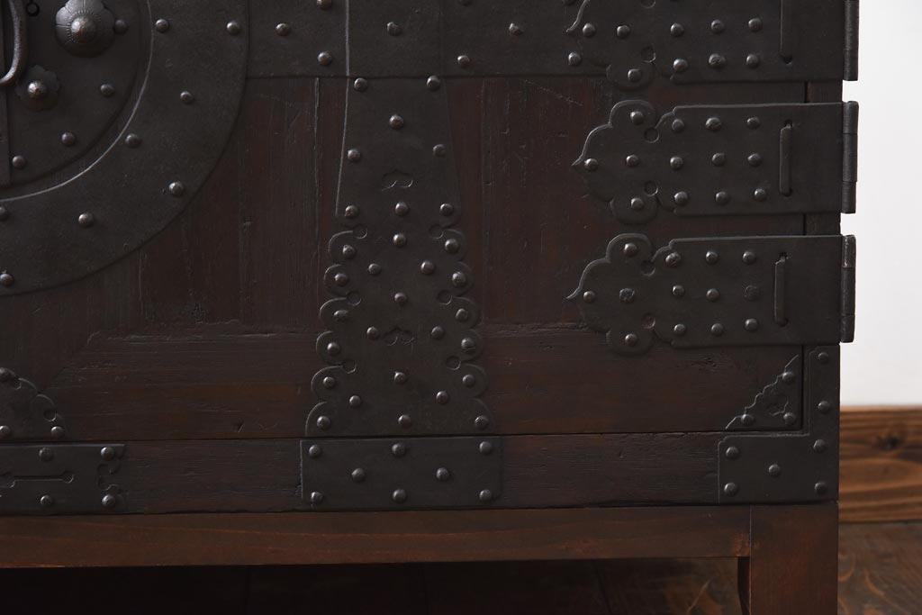 アンティーク家具　和製アンティーク　総桐材　無骨な金具が貫録を感じさせる観音開き戸のリメイクテレビボード(箪笥ローボード、リビングボード、桐箪笥、桐たんす)