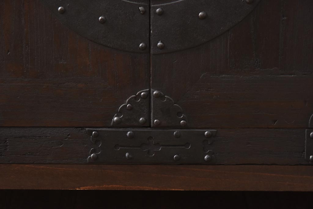 アンティーク家具　和製アンティーク　総桐材　無骨な金具が貫録を感じさせる観音開き戸のリメイクテレビボード(箪笥ローボード、リビングボード、桐箪笥、桐たんす)