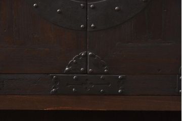 アンティーク家具　和製アンティーク　総桐材　無骨な金具が貫録を感じさせる観音開き戸のリメイクテレビボード(箪笥ローボード、リビングボード、桐箪笥、桐たんす)