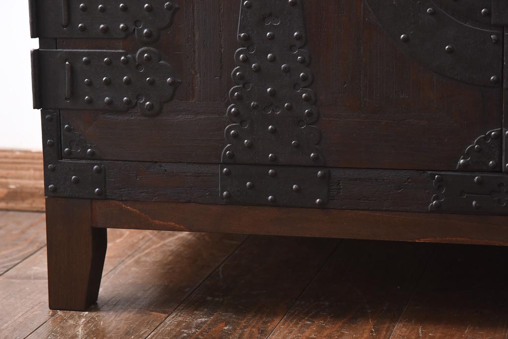 アンティーク家具　和製アンティーク　総桐材　無骨な金具が貫録を感じさせる観音開き戸のリメイクテレビボード(箪笥ローボード、リビングボード、桐箪笥、桐たんす)