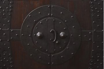 アンティーク家具　和製アンティーク　総桐材　無骨な金具が貫録を感じさせる観音開き戸のリメイクテレビボード(箪笥ローボード、リビングボード、桐箪笥、桐たんす)