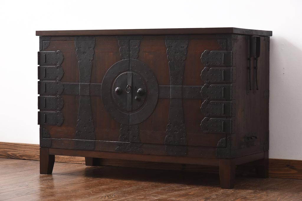 アンティーク家具　和製アンティーク　ヒノキ・桐材　無骨な金具が貫録を感じさせる観音開き戸のリメイクテレビボード(箪笥ローボード、リビングボード、桐箪笥、桐たんす)(1)