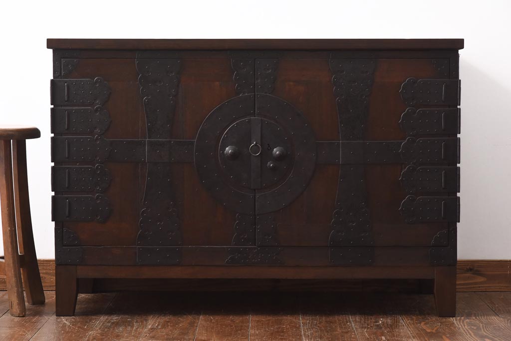 アンティーク家具　和製アンティーク　ヒノキ・桐材　無骨な金具が貫録を感じさせる観音開き戸のリメイクテレビボード(箪笥ローボード、リビングボード、桐箪笥、桐たんす)(1)