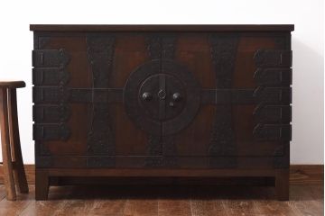 アンティーク家具　和製アンティーク　ヒノキ・桐材　無骨な金具が貫録を感じさせる観音開き戸のリメイクテレビボード(箪笥ローボード、リビングボード、桐箪笥、桐たんす)(1)