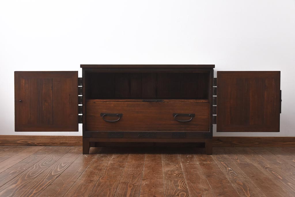 アンティーク家具　和製アンティーク　ヒノキ・桐材　無骨な金具が貫録を感じさせる観音開き戸のリメイクテレビボード(箪笥ローボード、リビングボード、桐箪笥、桐たんす)(1)