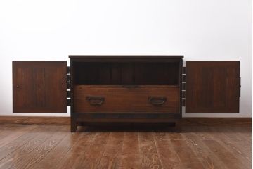 アンティーク家具　和製アンティーク　ヒノキ・桐材　無骨な金具が貫録を感じさせる観音開き戸のリメイクテレビボード(箪笥ローボード、リビングボード、桐箪笥、桐たんす)(1)