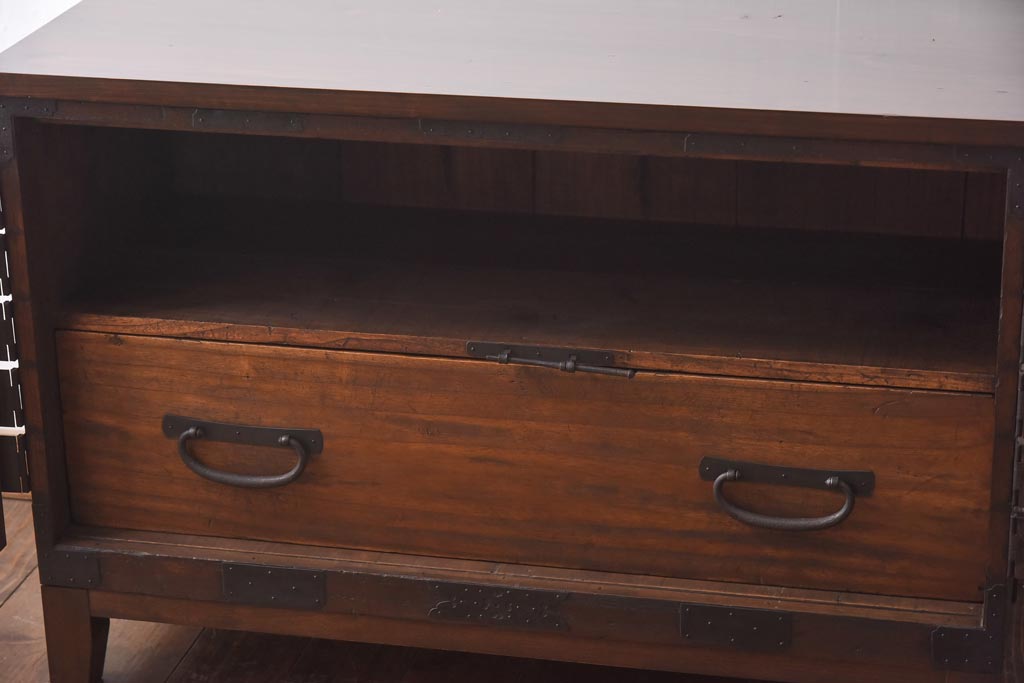 アンティーク家具　和製アンティーク　ヒノキ・桐材　無骨な金具が貫録を感じさせる観音開き戸のリメイクテレビボード(箪笥ローボード、リビングボード、桐箪笥、桐たんす)(1)