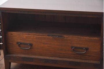 アンティーク家具　和製アンティーク　ヒノキ・桐材　無骨な金具が貫録を感じさせる観音開き戸のリメイクテレビボード(箪笥ローボード、リビングボード、桐箪笥、桐たんす)(1)