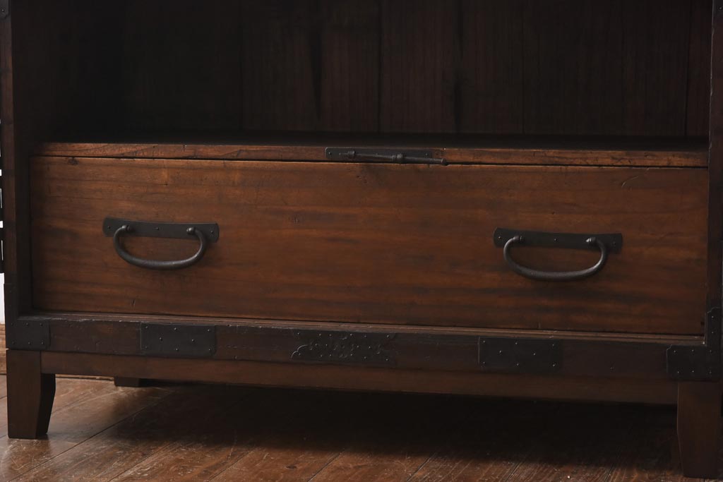 アンティーク家具　和製アンティーク　ヒノキ・桐材　無骨な金具が貫録を感じさせる観音開き戸のリメイクテレビボード(箪笥ローボード、リビングボード、桐箪笥、桐たんす)(1)