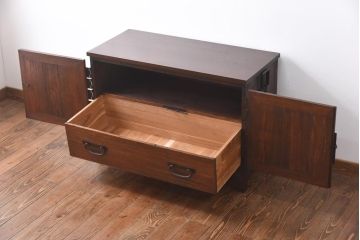 アンティーク家具　和製アンティーク　ヒノキ・桐材　無骨な金具が貫録を感じさせる観音開き戸のリメイクテレビボード(箪笥ローボード、リビングボード、桐箪笥、桐たんす)(1)