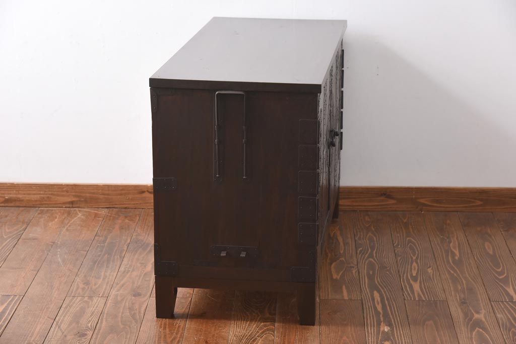 アンティーク家具　和製アンティーク　ヒノキ・桐材　無骨な金具が貫録を感じさせる観音開き戸のリメイクテレビボード(箪笥ローボード、リビングボード、桐箪笥、桐たんす)(1)