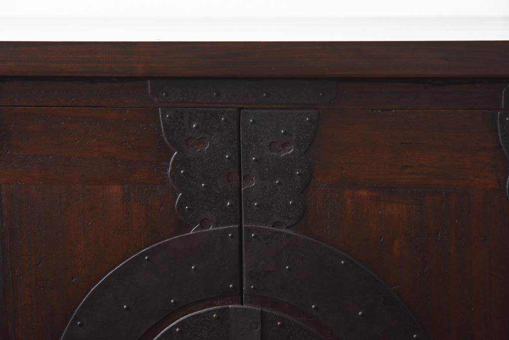 アンティーク家具　和製アンティーク　ヒノキ・桐材　無骨な金具が貫録を感じさせる観音開き戸のリメイクテレビボード(箪笥ローボード、リビングボード、桐箪笥、桐たんす)(1)