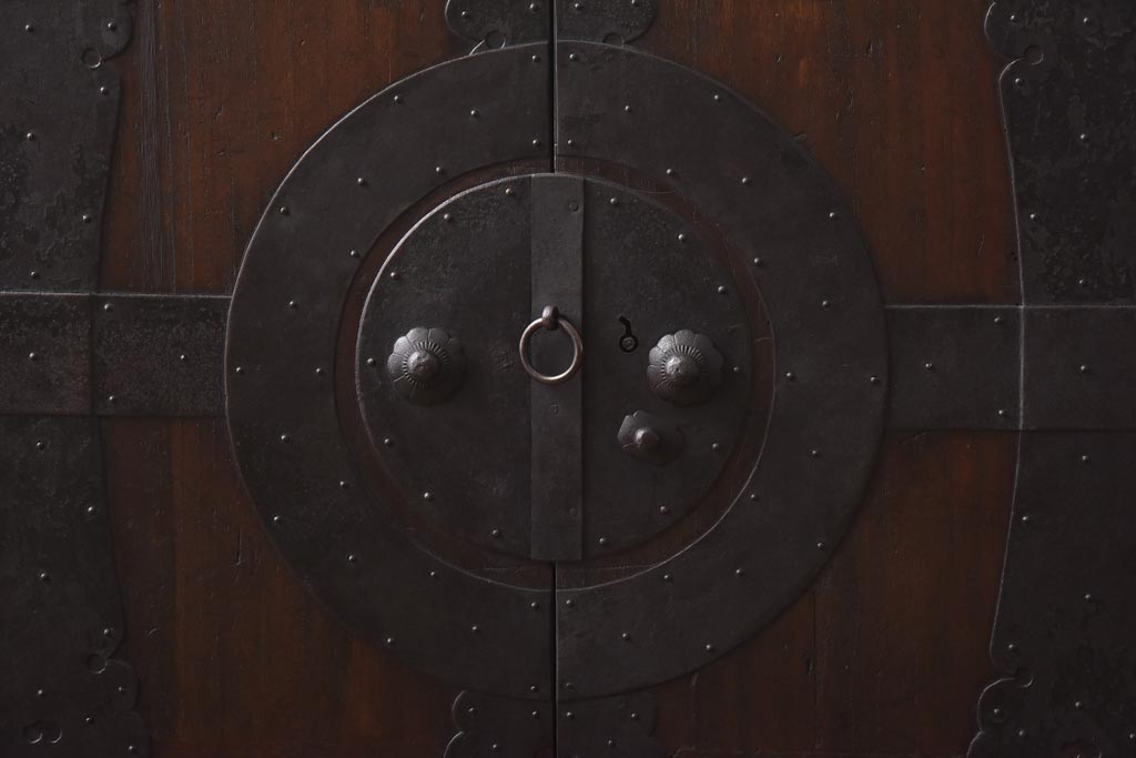 アンティーク家具　和製アンティーク　ヒノキ・桐材　無骨な金具が貫録を感じさせる観音開き戸のリメイクテレビボード(箪笥ローボード、リビングボード、桐箪笥、桐たんす)(1)