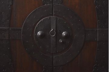 アンティーク家具　和製アンティーク　ヒノキ・桐材　無骨な金具が貫録を感じさせる観音開き戸のリメイクテレビボード(箪笥ローボード、リビングボード、桐箪笥、桐たんす)(1)