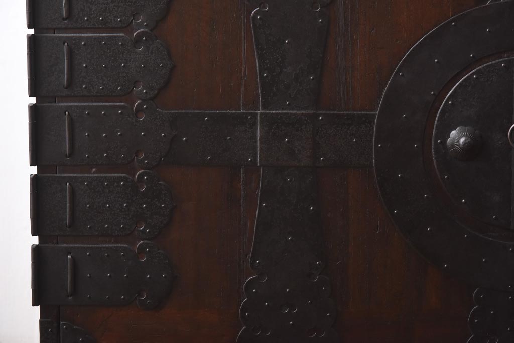 アンティーク家具　和製アンティーク　ヒノキ・桐材　無骨な金具が貫録を感じさせる観音開き戸のリメイクテレビボード(箪笥ローボード、リビングボード、桐箪笥、桐たんす)(1)