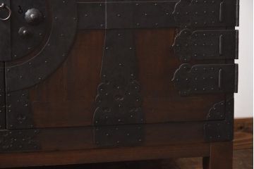 アンティーク家具　和製アンティーク　ヒノキ・桐材　無骨な金具が貫録を感じさせる観音開き戸のリメイクテレビボード(箪笥ローボード、リビングボード、桐箪笥、桐たんす)(1)