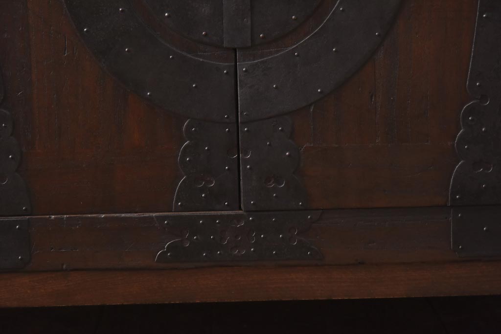 アンティーク家具　和製アンティーク　ヒノキ・桐材　無骨な金具が貫録を感じさせる観音開き戸のリメイクテレビボード(箪笥ローボード、リビングボード、桐箪笥、桐たんす)(1)