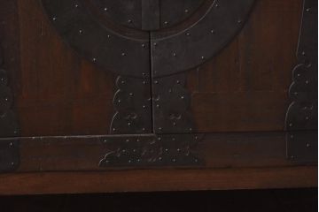 アンティーク家具　和製アンティーク　ヒノキ・桐材　無骨な金具が貫録を感じさせる観音開き戸のリメイクテレビボード(箪笥ローボード、リビングボード、桐箪笥、桐たんす)(1)