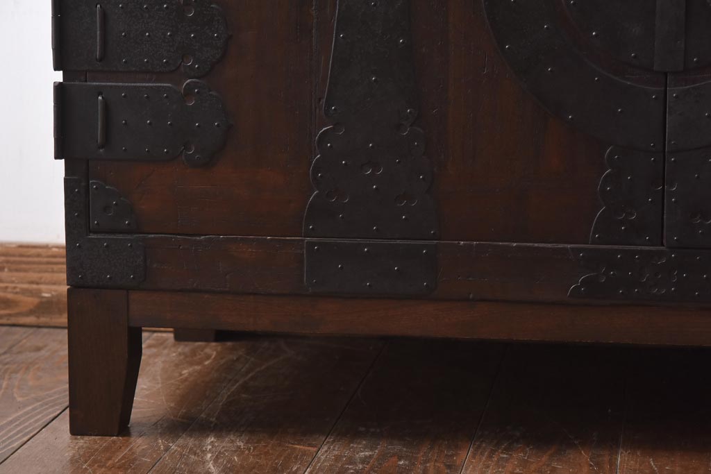 アンティーク家具　和製アンティーク　ヒノキ・桐材　無骨な金具が貫録を感じさせる観音開き戸のリメイクテレビボード(箪笥ローボード、リビングボード、桐箪笥、桐たんす)(1)