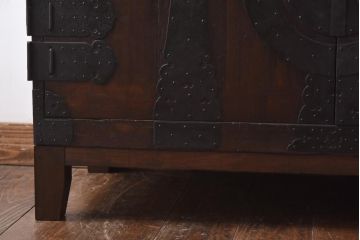 アンティーク家具　和製アンティーク　ヒノキ・桐材　無骨な金具が貫録を感じさせる観音開き戸のリメイクテレビボード(箪笥ローボード、リビングボード、桐箪笥、桐たんす)(1)