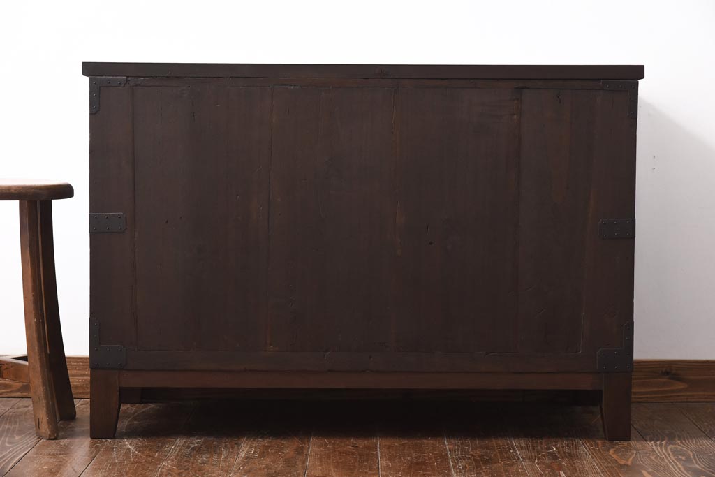 アンティーク家具　和製アンティーク　ヒノキ・桐材　無骨な金具が貫録を感じさせる観音開き戸のリメイクテレビボード(箪笥ローボード、リビングボード、桐箪笥、桐たんす)(1)