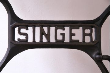 リメイク　シンガー社(SINGER)　天板ヒノキ材　お洒落な雰囲気醸し出す鉄脚ミシンテーブル(シンガーミシン、サイドテーブル、カフェテーブル)(1)