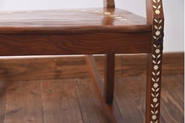 ヴィンテージ家具　スペインビンテージ　花模様の象嵌が可愛らしいどっしりとしたロッキングチェア(椅子)