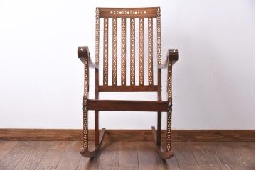 ヴィンテージ家具　スペインビンテージ　花模様の象嵌が可愛らしいどっしりとしたロッキングチェア(椅子)