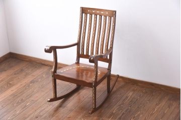 ヴィンテージ家具　スペインビンテージ　花模様の象嵌が可愛らしいどっしりとしたロッキングチェア(椅子)