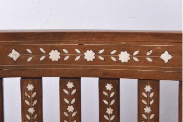 ヴィンテージ家具　スペインビンテージ　花模様の象嵌が可愛らしいどっしりとしたロッキングチェア(椅子)