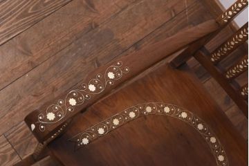 ヴィンテージ家具　スペインビンテージ　花模様の象嵌が可愛らしいどっしりとしたロッキングチェア(椅子)