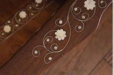 ヴィンテージ家具　スペインビンテージ　花模様の象嵌が可愛らしいどっしりとしたロッキングチェア(椅子)