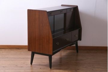 アンティーク家具　G-PLAN(ジープラン)　北欧スタイル　ガラス戸付きサイドボード(サイドキャビネット)