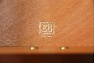 アンティーク家具　G-PLAN(ジープラン)　北欧スタイル　ガラス戸付きサイドボード(サイドキャビネット)