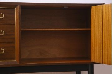 ヴィンテージ家具　北欧ビンテージ　G-PLAN(ジープラン)　BBシリーズ　シックモダンなサイドボード(リビングボード)(1)