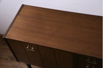 ヴィンテージ家具　北欧ビンテージ　G-PLAN(ジープラン)　BBシリーズ　シックモダンなサイドボード(リビングボード)(1)